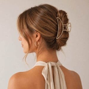Pince à cheveux croissant métal dorée portée en chignon élégant — CMU-CRM-01 ClawMeUp Paris