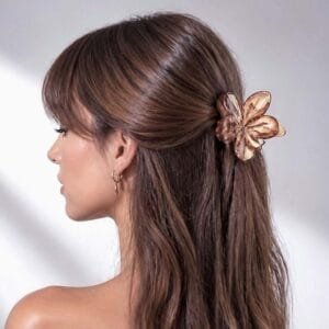 Pince à cheveux fleur acétate ambre translucide portée en demi-queue cheveux longs châtain — CMU-FTR-01 ClawMeUp