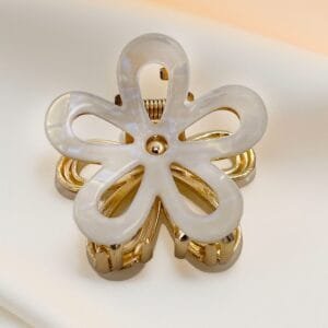 Pince à cheveux fleur ajourée acétate cristal nacré monture dorée — ClawMeUp