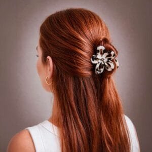 Pince à cheveux fleur ajourée noir damier portée sur cheveux roux — ClawMeUp