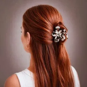 Pince à cheveux fleur ajourée noir damier portée sur cheveux roux — ClawMeUp