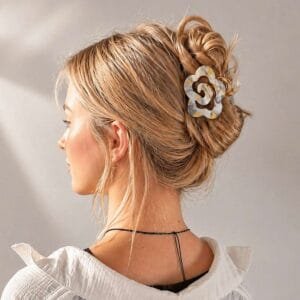 Pince à cheveux fleur camélia ajourée jaune citron portée en chignon haut cheveux blonds — ClawMeUp