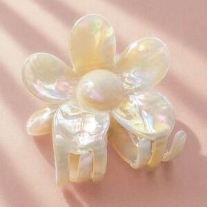 Pince à cheveux fleur crabe blanc nacré irisé — grande pince crabe résine — CMU-KAL-01 ClawMeUp Paris
