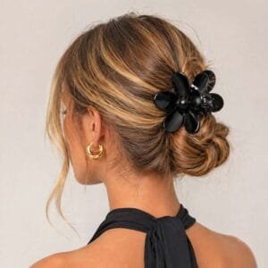 Pince à cheveux fleur crabe noir brillant portée en chignon bas — CMU-KAL-01 ClawMeUp Paris