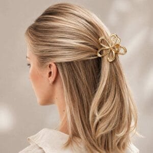 Pince à cheveux fleur métal doré portée en demi-chignon — CMU-FME-01 ClawMeUp