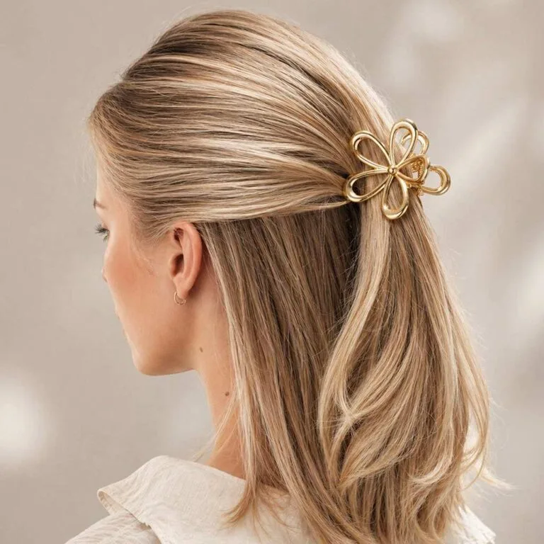 Pince à cheveux fleur métal doré portée en demi-chignon — CMU-FME-01 ClawMeUp