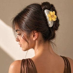 Pince à cheveux fleur nacrée acétate portée en chignon — duo bleu ambre ClawMeUp Paris
