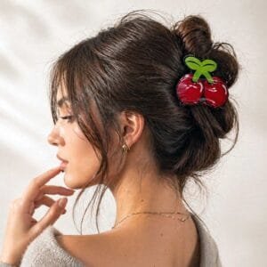 Pince à cheveux fruit cerise rouge portée en chignon déstructuré cheveux bruns — CMU-FRU-01 ClawMeUp