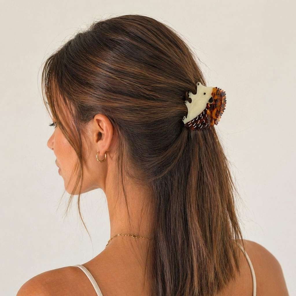 Pince à cheveux hérisson portée en demi-queue sur cheveux châtains — CMU-KAL-11 ClawMeUp Paris