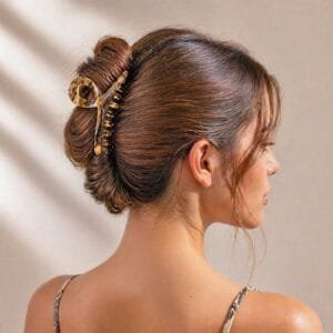 Pince à cheveux longue anneau acétate écaille miel portée en chignon haut cheveux bruns — CMU-LEA-01 ClawMeUp