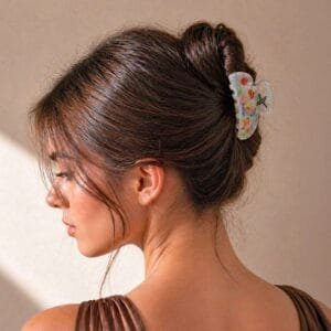 Pince à cheveux esprit marin aquarium transparent portée en chignon — duo marin ClawMeUp Paris