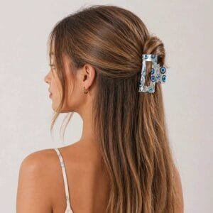 Pince à cheveux nazar œil protecteur portée en demi-queue sur cheveux longs — CMU-EYE-01 ClawMeUp Paris