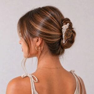 Pince à cheveux tortue léopard portée en chignon bas élégant — sculpture résine écaille — CMU-KAL-08 ClawMeUp Paris