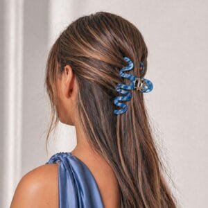 Pince à cheveux wave ondulée acétate marbré bleu portée en demi-queue cheveux longs bruns — CMU-WAV-KF-01 ClawMeUp