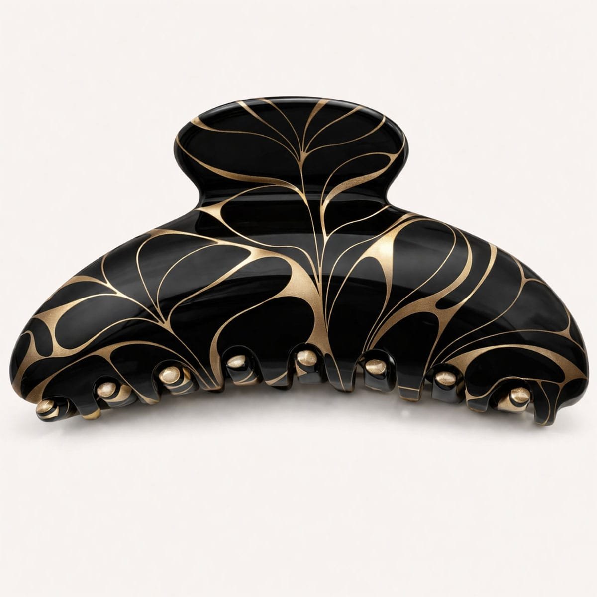 Gros plan pince crabe en acétate noir motif Art Nouveau doré ClawMeUp sur cheveux mi-longs châtains