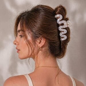 Pince crabe cheveux épais ondulée nacrée ivoire portée en chignon bas cheveux bruns — ClawMeUp