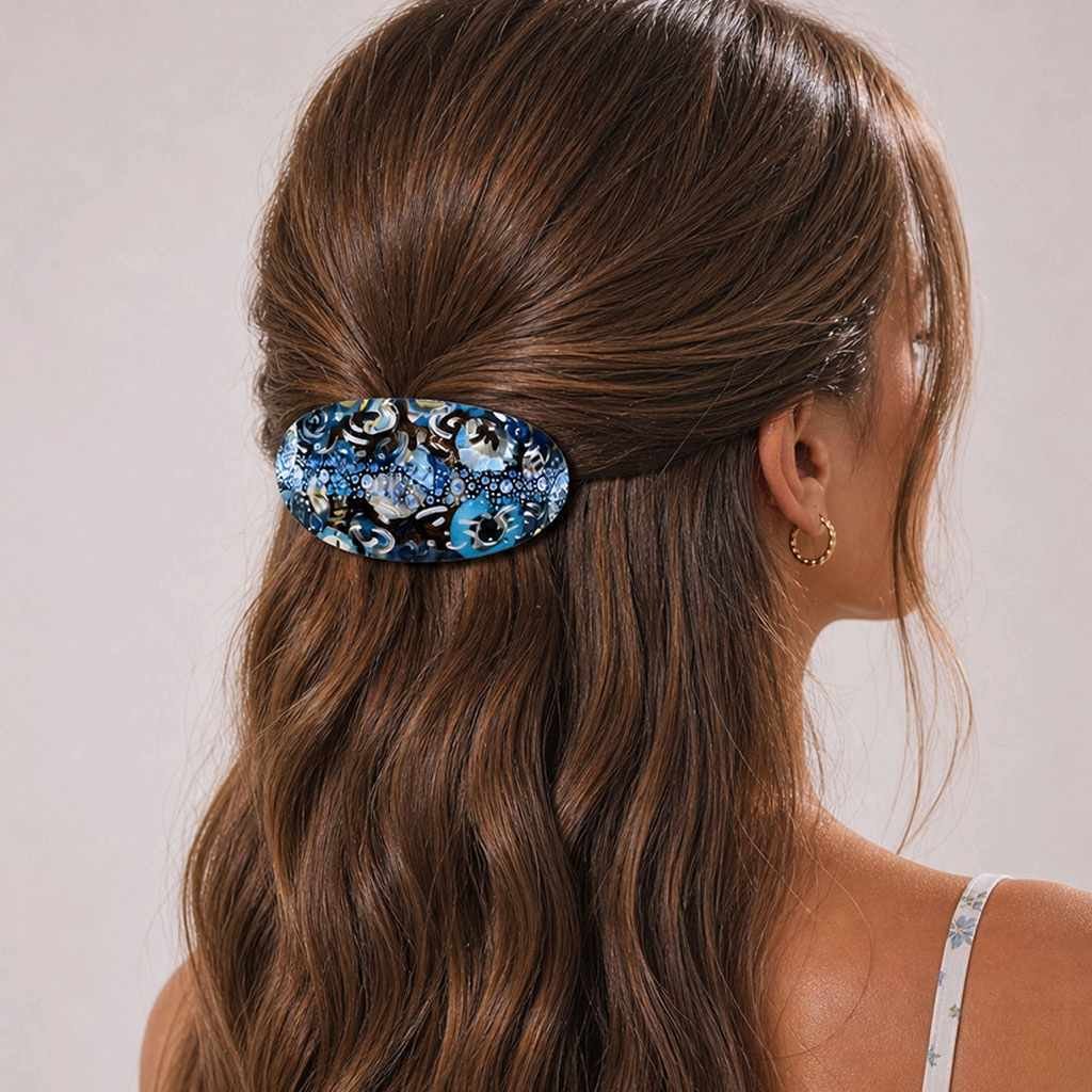 Accessoire cheveux élégant, pince en acétate bleu floral portée en demi-queue sur cheveux longs – ClawMeUp