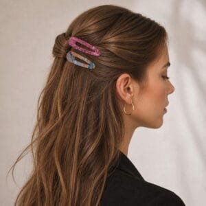 Barrettes à cheveux plates portées en demi-queue, coloris Camaïeux Rosés et Bleus Envoûtants, cheveux longs ondulés — ClawMeUp Paris