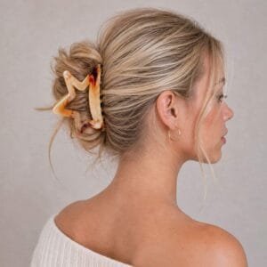 Grosse pince à cheveux étoile acétate Écaille Miel portée en chignon déstructuré — ClawMeUp Paris