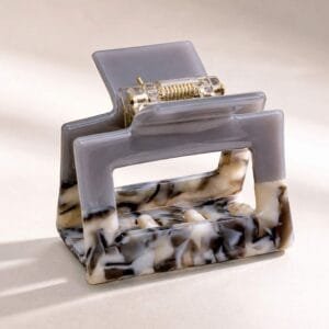 Mini pince à cheveux rectangulaire acétate coloris Gris Lilas Marbré, vue de 3/4 — ClawMeUp Paris