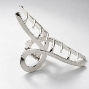 Petite pince à cheveux métal Argentée, vue 3/4 structure boucle et dents, finition chrome brillant — ClawMeUp Paris