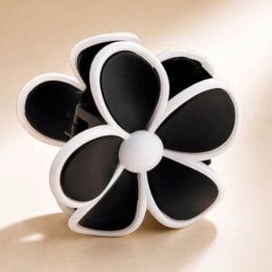 Pince à cheveux fleur bicolore acétate coloris Noir et Blanc, pétales sculptés — ClawMeUp Paris
