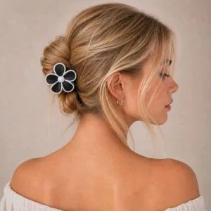 Pince à cheveux fleur bicolore Noir et Blanc portée en chignon bas tressé, style chic — ClawMeUp Paris