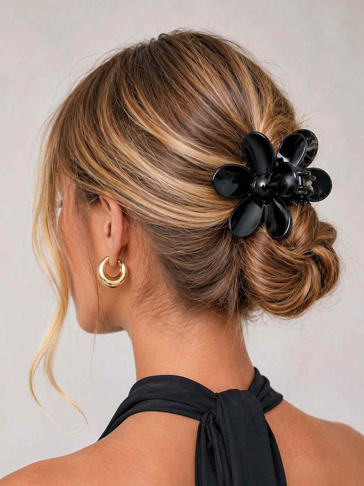 Pince à cheveux fleur noire ClawMeUp en acétate de cellulose portée en chignon — accessoire cheveux original et élégant