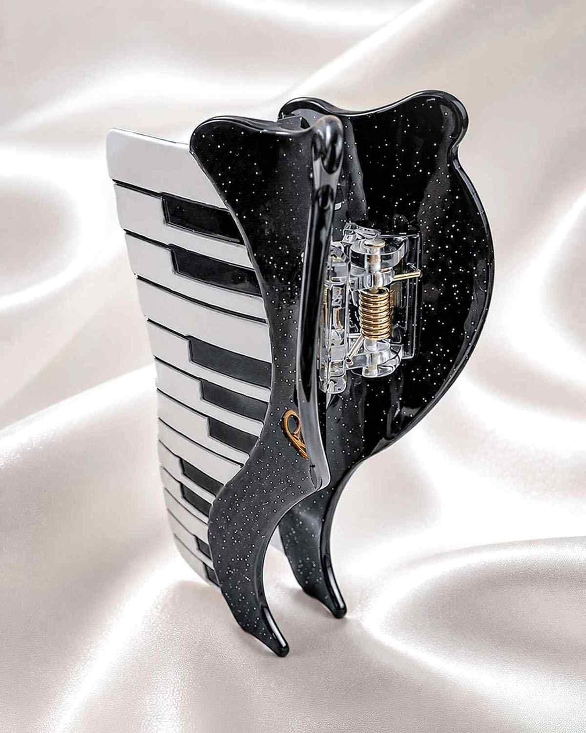 Pince à cheveux originale ClawMeUp en acétate de cellulose forme piano noire et dorée, pièce signature