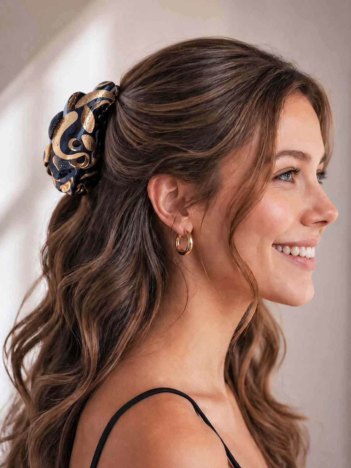 Femme portant une pince à cheveux ClawMeUp noire et dorée dans une coiffure élégante
