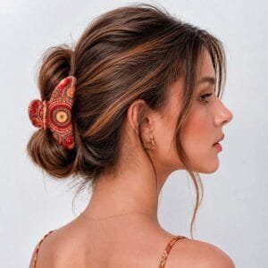 Femme coiffée avec une pince à cheveux originale ClawMeUp en acétate coloré