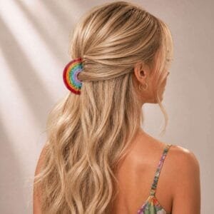 Pince à cheveux arc-en-ciel multicolore acétate portée en demi-queue sur cheveux blonds ondulés — CMU-KAL-05 ClawMeUp