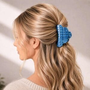 PInce cheveux crabe bleu ClawMeUP sur chevelure blonde