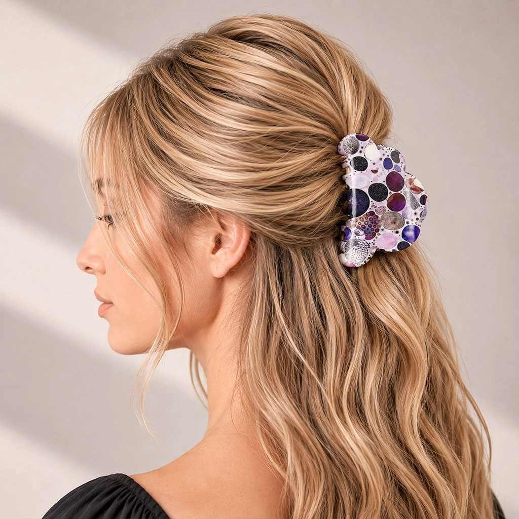 pince cheveux crabe violette ClawMeUp sur chevelure blonde