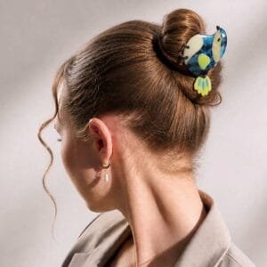 Pince à cheveux oiseau bleu acétate multicolore portée en chignon haut sur cheveux bruns — CMU-KAL-14 ClawMeUp