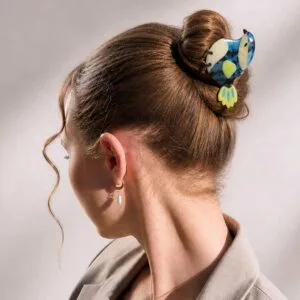 Pince à cheveux oiseau bleu acétate multicolore portée en chignon haut sur cheveux bruns — CMU-KAL-14 ClawMeUp