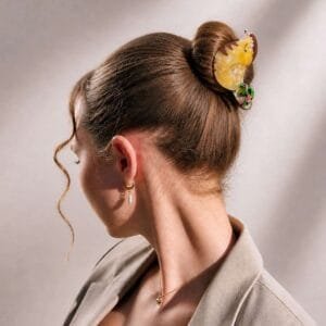 Pince à cheveux poule jaune acétate portée en chignon haut sur cheveux bruns — CMU-KAL-15 ClawMeUp