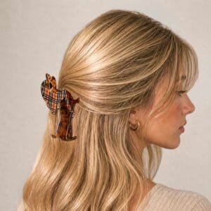 Pince à cheveux teckel tartan écossais acétate écaille portée en demi-queue sur cheveux blonds — CMU-KAL-18 ClawMeUp