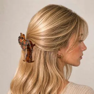 Pince à cheveux teckel tartan écossais acétate écaille portée en demi-queue sur cheveux blonds — CMU-KAL-18 ClawMeUp