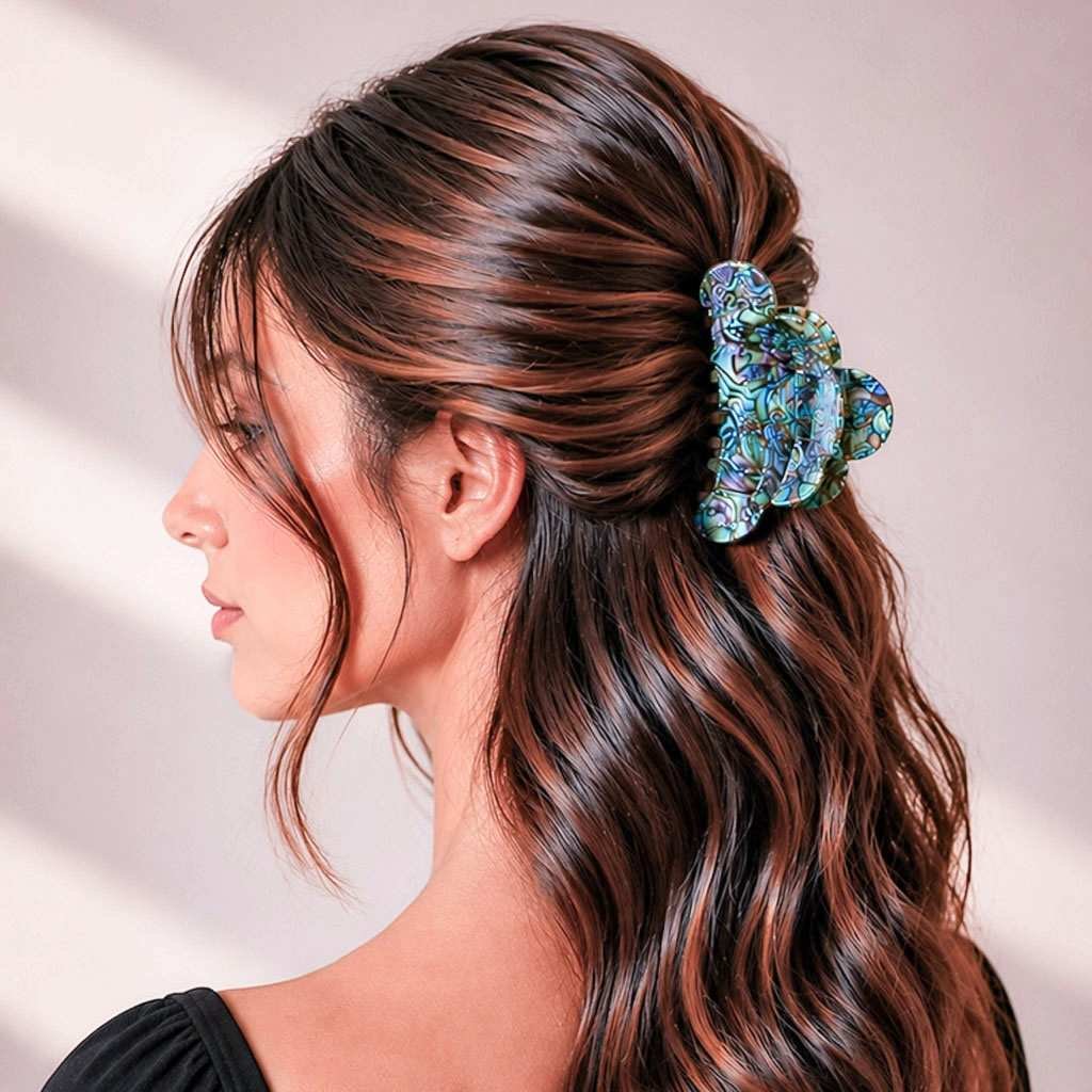Pince à cheveux crabe nacrée – Élégance naturelle ClawMeUp Paris