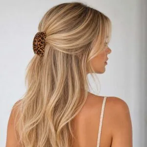 Pince crabe cheveux léopard Écaille Miel portée en demi-queue sur cheveux longs — ClawMeUp Paris
