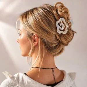 Pince camélia blanc nacré portée en chignon — ClawMeUp