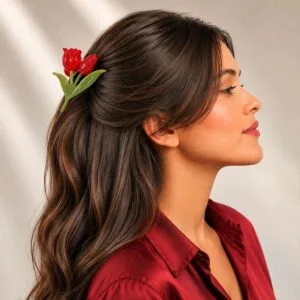 pince cheveux fleur rouge portée demi-chignon cheveux bruns
