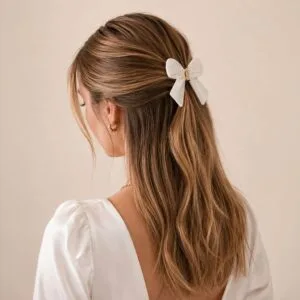 Pince à cheveux papillon blanc nacré portée en chignon — ClawMeUp Paris