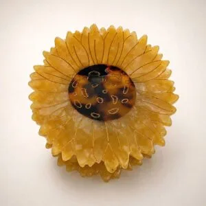 Grande pince à cheveux tournesol acétate miel portée sur chignon — ClawMeUp Paris