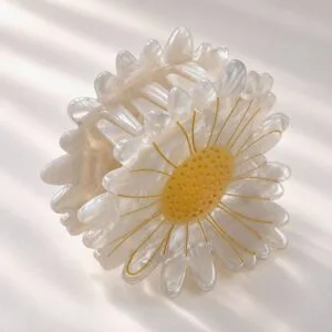 Pince crabe marguerite en acétate blanc nacré, vue inclinée sur les dents de la pince