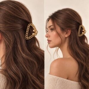 Accessoires cheveux doré : petite pince à maillons dorée portée en demi-queue, vue de profil — ClawMeUp