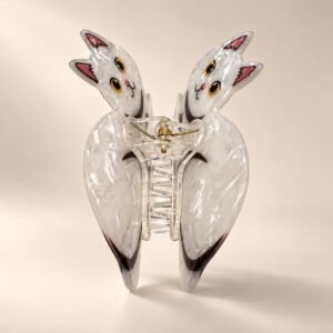 Barrette chat blanc nacré : pince crabe en acétate de cellulose, deux chats et ressort doré — ClawMeUp